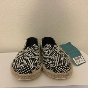 Rare Toms Black Geometric Diamond Woven/Rope flat.